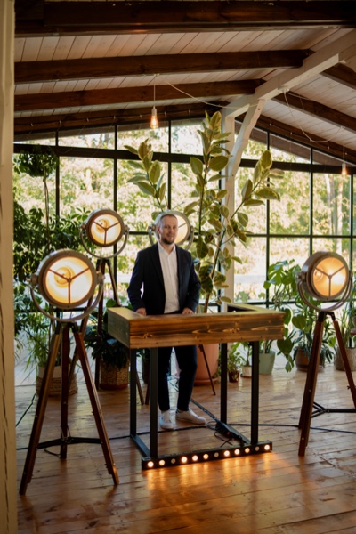 DJ Adamski z mikrofonem