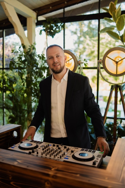 DJ Adamski przy mikserze